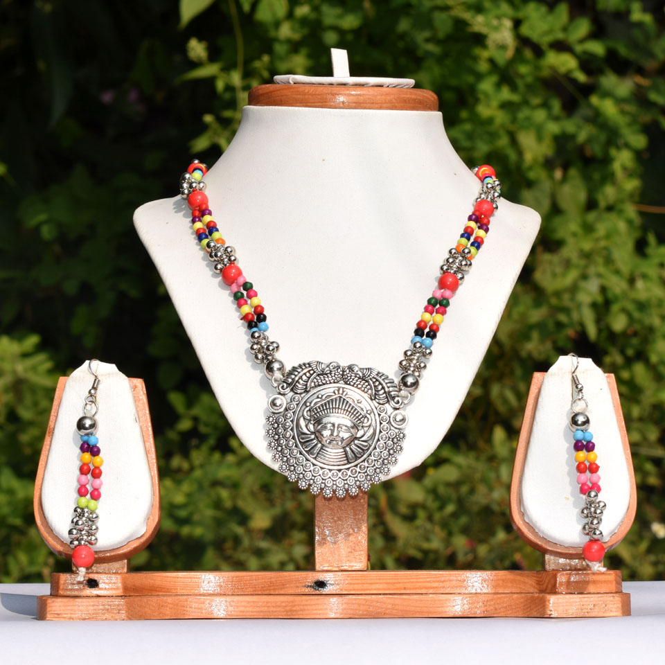 Jewelry and Bags to Enhance Your Festive Look